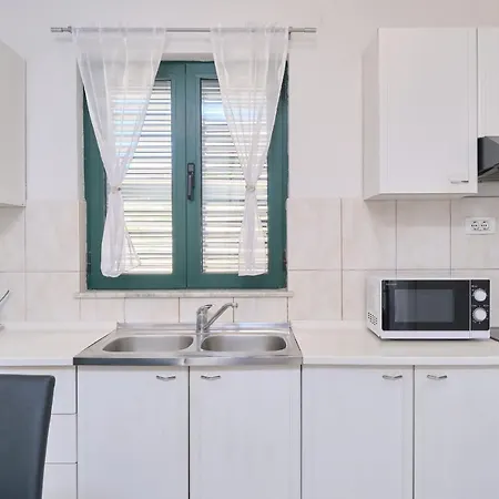 Semesterbostad House Roza