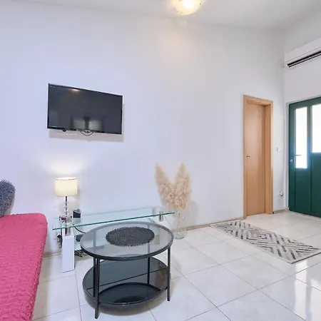 Semesterbostad House Roza *